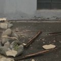 Statua pala na trotoar u Ulici kneza Miloša, oštećen automobil