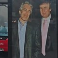 (Video): Poster Trampa sa Epstinom postavljen u Londonu u blizini ambasade SAD