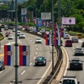 Nesvakidašnja scena na auto-putu kod Novog Sada: Odbegli bik napravio haos u saobraćaju VIDEO