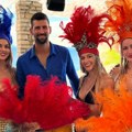 Novak Đoković uživa na Korčuli: Opsedaju ga Hrvati i Hrvatice za fotku, lepe plesačice ukrale šou