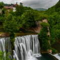 Koban pad niz vodopad Teško povređen mladić nakon skoka sa Plivskog vodopada u Jajcu