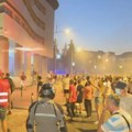 (VIDEO) Incident u Novom Sadu: Iz stranačkih prostorija SNS-a pirotehnka na građane