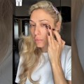 Voditeljka u 44.: Godini pokazala lice bez trunke šminke Snimila krupan kadar, a ovo je jedino šta je radila na sebi: "Svi su…