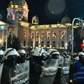 Lete flaše i petarde ispred Skupštine Srbije, kordon policije radzvaja dve grupe građana /foto/
