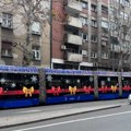 (Foto) Sudar automobila i novog, praznično okićenog tramvaja u centru Beograda