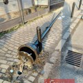 Iz betona iščupana svetiljka kod Gimnazije