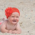 Da li je bezbedno da bebe budu bez kupaćeg kostima na plaži? Stručnjaci upozoravaju na moguće rizike