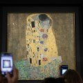 Klimtov "poljubac" od 4.000 kockica Muzej u Beču predstavio najveći lego set zasnovan na umetničkom delu (video)