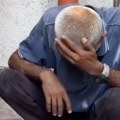 „Niko nije ostao…“ Potresan oproštaj u Gazi slama srca: Otac u suzama ispraća sina, prizor koji je rasplakao svet