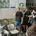 VIDEO: Pred skup roditelja direktor Jovine sedi u holu škole, učenici pored njega uzvikuju "ostavka"