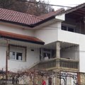Kuća obrasla u korov, jedva se vidi od trnja, kapija zarđala. Rodni dom mu propada, a danas živi u vili, komšije progovorile…