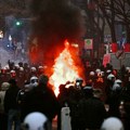 Generacija Z digla ustanak: Zasuli policiju flašama i petardama; barikade gorele; Ima povređenih FOTO/VIDEO