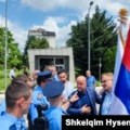 Srpski političar nakratko postavio zastave zajednica ispred zgrade Vlade Kosova