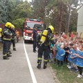 Deca iz vrtića "Prvomajski cvet" uživala u druženju sa vatrogascima