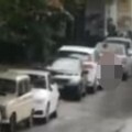 Potpuno go trči ulicom u Beogradu Muškarac bez odeće ležao po afaltu, građani šokirani