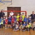 Deda Mraz doneo poklone mališanima Škole fudbala Pirgos