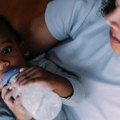 Deca i dojenje: „Beba mora biti sita", ali SZO pokušava da suzbije digitalni marketing mlečnih formula za bebe