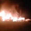 Strašni snimci požara kod Trstenika: Vatra buknula u skladištu stočne hrane, goreli i kamioni