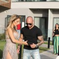 (Paparaco) Teu Tairović napucani dečko dovezao u hotel u Tivtu: Na njoj sve puca, a žene ne mogu da skinu pogled sa njegovih…