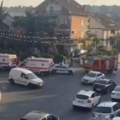 Prvi snimak stravične drame u Mirijevu: Otac i sin se otrovali gasom! Ispred kuće sve Hitne službe, saobraćaj usporen…