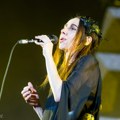 PJ Harvey izvodi obradu pesme „Love Will Tear Us Apart“ od Joy Division.