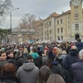 U centru Niša desetak hiljada studenata i građana: Radnici RTS izašli i pružili podršku protestu (VIDEO)