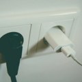 Električar za InfoKG: Svi misle da je bezopasno, ali nikada ne ostavljajte punjač u utičnici!