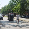 FOTO: U saobraćajnoj nezgodi u Jevrejskoj ulici prevrnuo se automobil