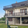 Prodaju ogromnu kuću za 80.000 evra na sat vremena od Beograda! Poseduje 8 soba, garažu, pomoćne objekte: Idealna je za…