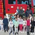 Vatrogasci u poseti mališanima u Šljivovici: Lekcija o hrabrosti i bezbednosti