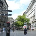 Девојка у минићу шета дечка на повоцу кроз Кнез Михаилову! Горе друштвене мреже