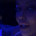 "Bolje da si prst u kaktus stavio, nego u taj prsten": Nataša Rodić u belom miniću provocira, pa ljubi...