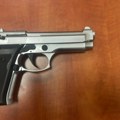 Šetao gradom sa pištoljem, odbio da krene sa policajcima Uhapšen državljanin Albanije u Ulcinju, evo šta je sve pronađeno kod…