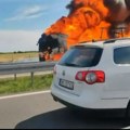 Vozači krenuli kontrasmerom nakon sudara i buktinje! Opasna situacija na auto-putu! Kamion u potpunosti izgoreo nakon sudara…