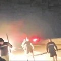 Sevali noževi i pesnice, letele baklje... Žestok sukob navijača u samom centru Beograda: Usred okršaja automobil krenuo u haos!…