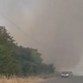 Crni oblak prekrio Srem, vidljivost drastično smanjena! Dramatične scene kod Kupinova i Ašanje: Požar besni pored puta, hitno…