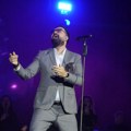 Poznati pevač zajedno sa roditeljima vodi milionski biznis: apartmani, restorani, ugostiteljstvo, a cifre zarade su gotovo…
