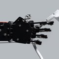 Roboti su brži od ljudi, ali da li umeju da utaknu kabl?