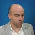 Novinar u bekstvu od policije jer joj ne veruje: Ko je Ljubomir Stefanović, urednik Slavija Info?