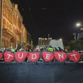 Sve tri kolone šetača stigle na Studentski trg, dočekao ih veliki broj građana