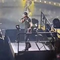 "Sačuvajte novac, nemojte ići na njegov koncert": Slavni pevač na nastupu izblamirao se najgore, fanovi ga urnisali na…