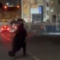 Betmen čuva Beograd Pretrčao ulicu i nestao u mraku (video)