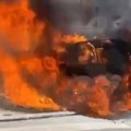 Vatrena buktinja na Zvezdari: Zapalio se automobil, gust dim kulja u nebo (VIDEO)