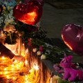 Scene koje slamaju srca - cveće, igračke i baloni: "Poslednji pozdrav maloj Danki" FOTO