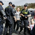 Greta Tunberg uhapšena u Hagu: Pokušali da blokiraju auto-put, policija ih potrpala u autobuse! Haotične scene u Holandiji…