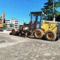 Ispod asfalta – kaldrma: Otkrivena na gradilištu novog mosta u Paraćinu (foto)
