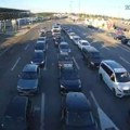 Gužve na graničnim prelazima: Putnički automobili na Horgošu čekaju sat vremena, teretnjaci čak 3!