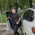 (Video) Darko Lazić stigao u porodilište po ženu i ćerku: U ruci zlatna kolevka za malu Srnu: A evo ko su dve žene koje su…