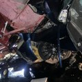 Jeziva slika sa mesta nesreće kod Kraljeva: Auto zgužvan kao konzerva, prepolovljen na pola: Vozač poginuo, žena teško…