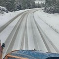 (Video) Haos zbog snega: Na Iriškom vencu i Tari zabranjen saobraćaj za šlepere, a na Durmitoru i Bjelasici palo pola metra…